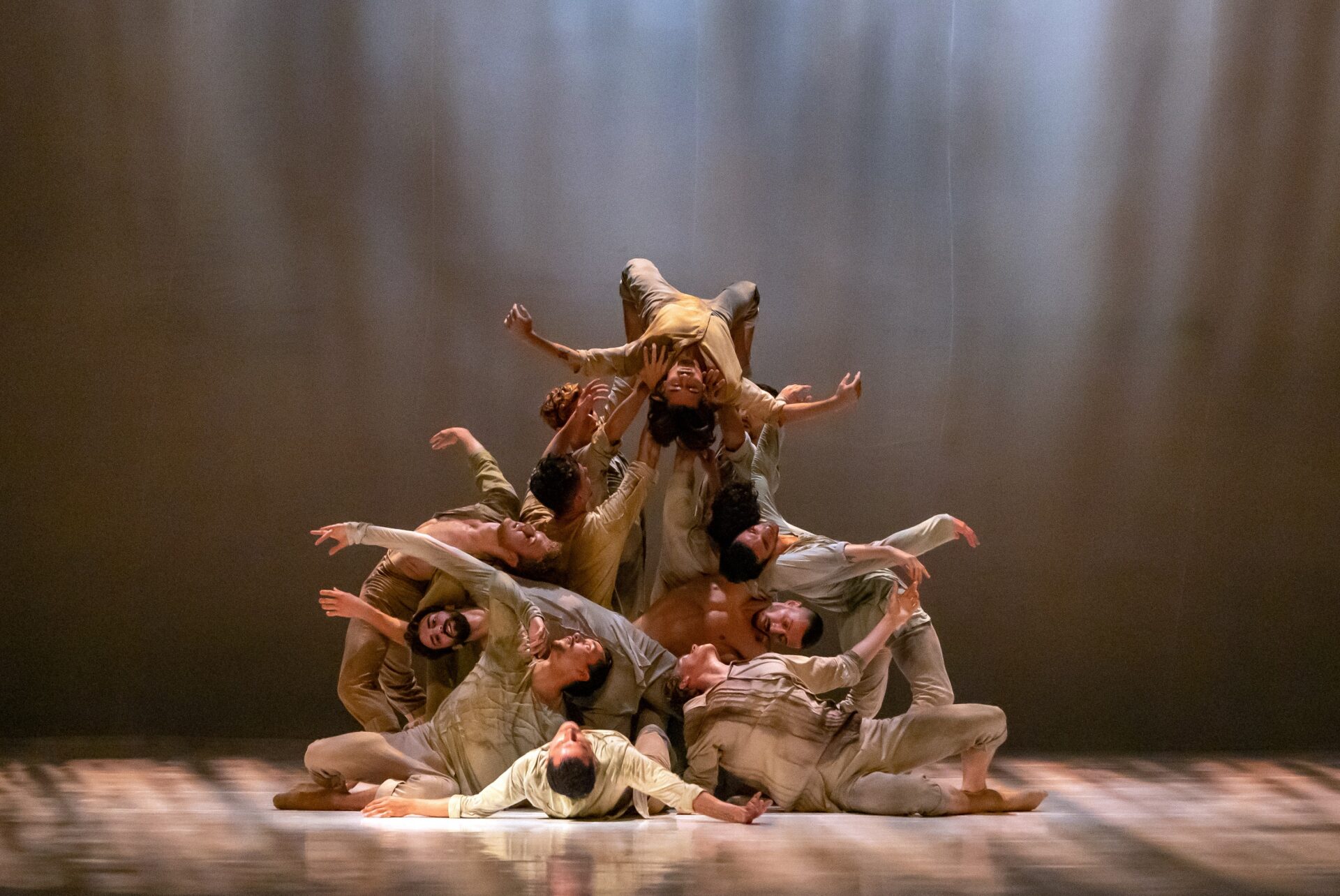 Introdans (NL) – LARBI Eine Ode an die Widerstandsfähigkeit